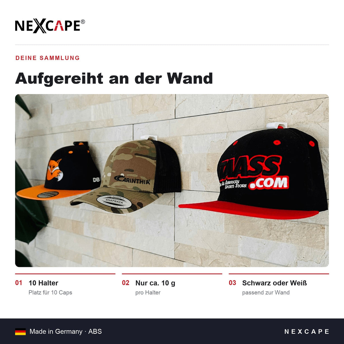 Drei Baseball Caps an weißen Cap-Wandhaltern auf einer hellen Steinwand