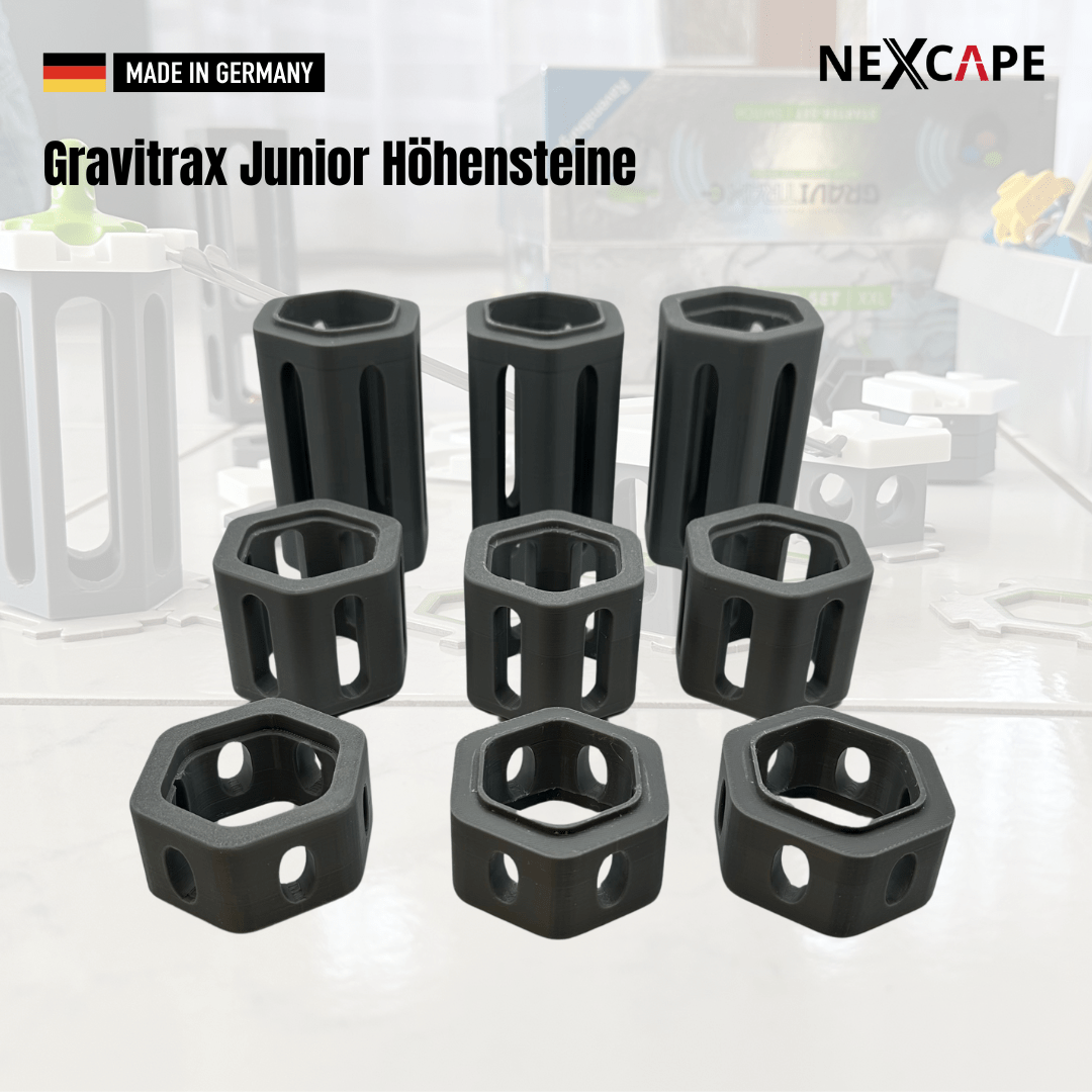 Schwarze Höhensteine aus Kunststoff für Gravitrax Junior: Set mit neun Stützen in 100 mm, 50 mm und 30 mm, dargestellt mit MADE IN GERMANY Banner im Hintergrund.