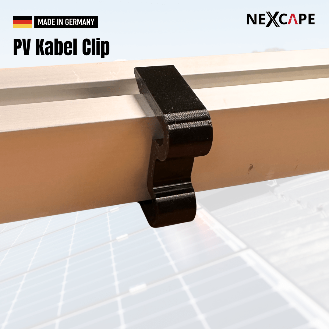 NEXCAPE PV-Solar-Kabelhalter aus schwarzem PETG auf 40x40 mm Aluprofil montiert, neben Solarmodul – werkzeuglos aufgeclipster Kabelclip, Made in Germany