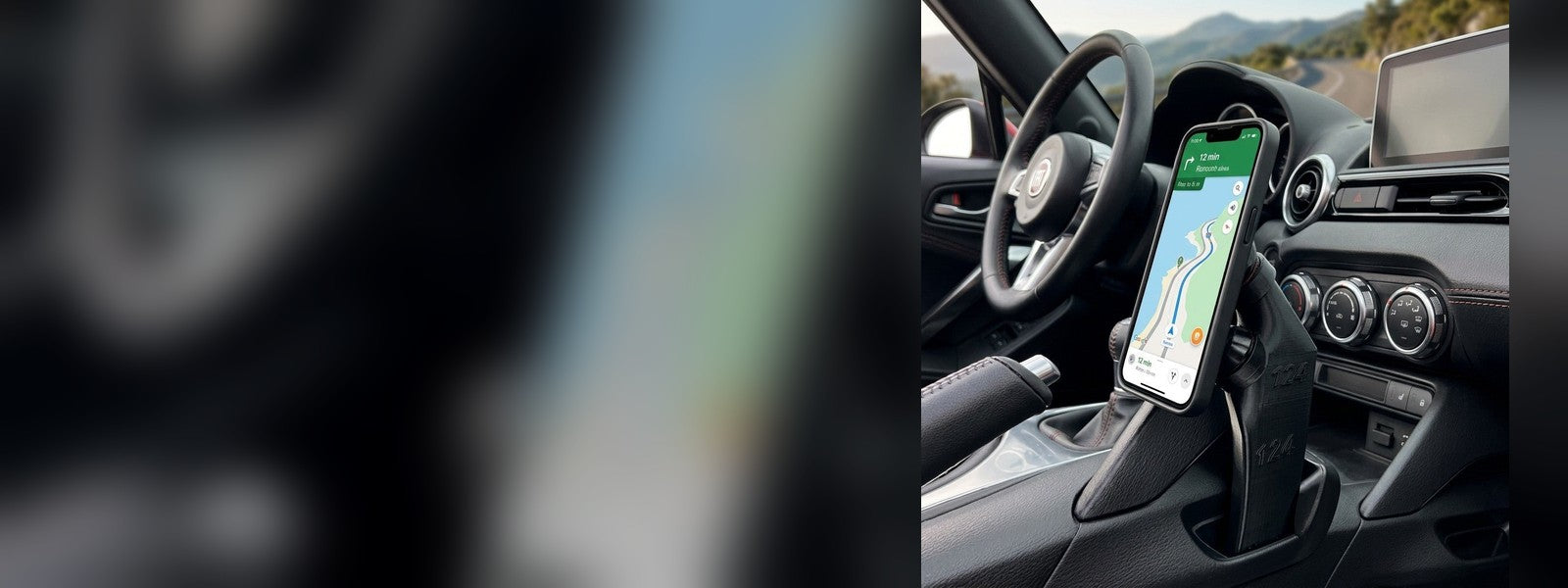 NEXCAPE Handyhalter im Cockpit eines Fiat 124 Spider mit Navigation