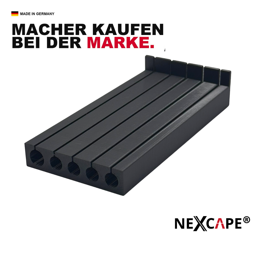 Schwarze PV-Dachdurchführung aus robustem Kunststoff ohne MC4-Ausbau: flache rechteckige Ziegelplatte mit Kabeldurchführung für 1–4 Kabel, freigestellt.