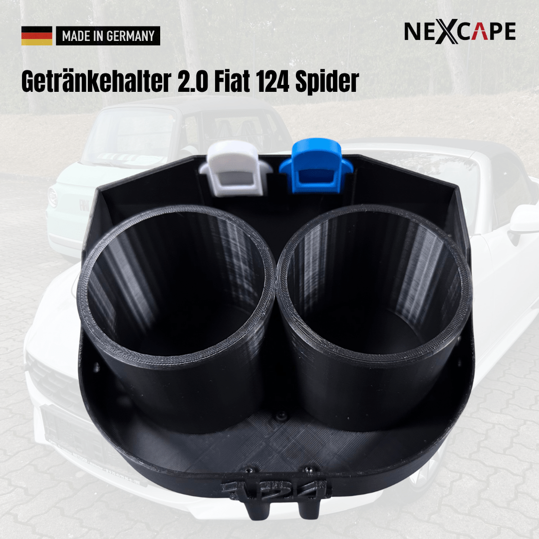 Werbebanner für Getränkehalter 2.0 Fiat 124 Spider: schwarzer Halter mit zwei Becheröffnungen und weißer sowie blauer Dosenkappe vor verschwommenem Sportwagen, mit Made-in-Germany-Banner und NEXCAPE-Logo.