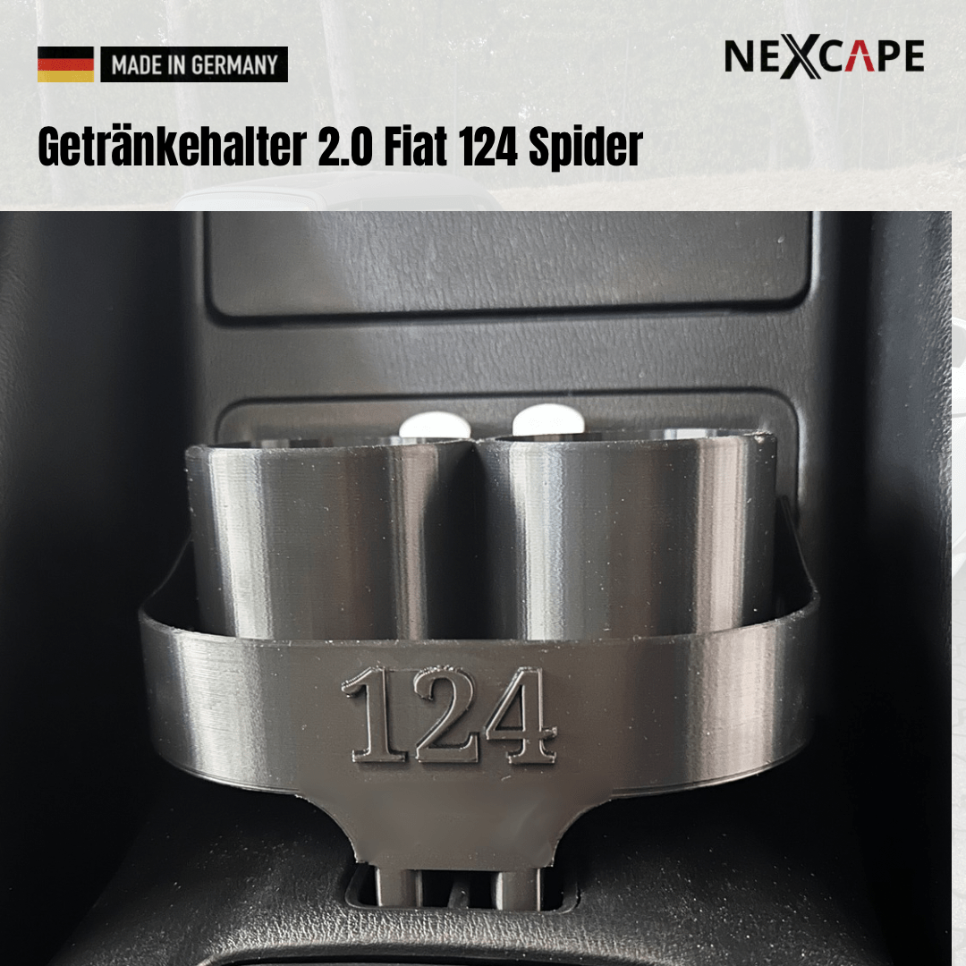 Werbebanner für Getränkehalter 2.0 Fiat 124 Spider mit Made-in-Germany-Flagge und NEXCAPE-Logo, zeigt silbernen Getränkehalter im Armaturenbrett.