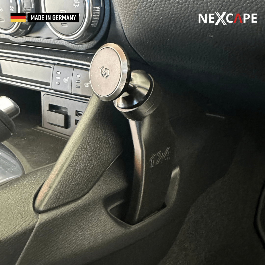 Smartphone magnetisch am NEXCAPE Handyhalter Cupholder-Adapter im Fiat 124 Spider / Mazda MX-5 – Praxisfoto der Handy-Halterung während der Fahrt, Made in Germany