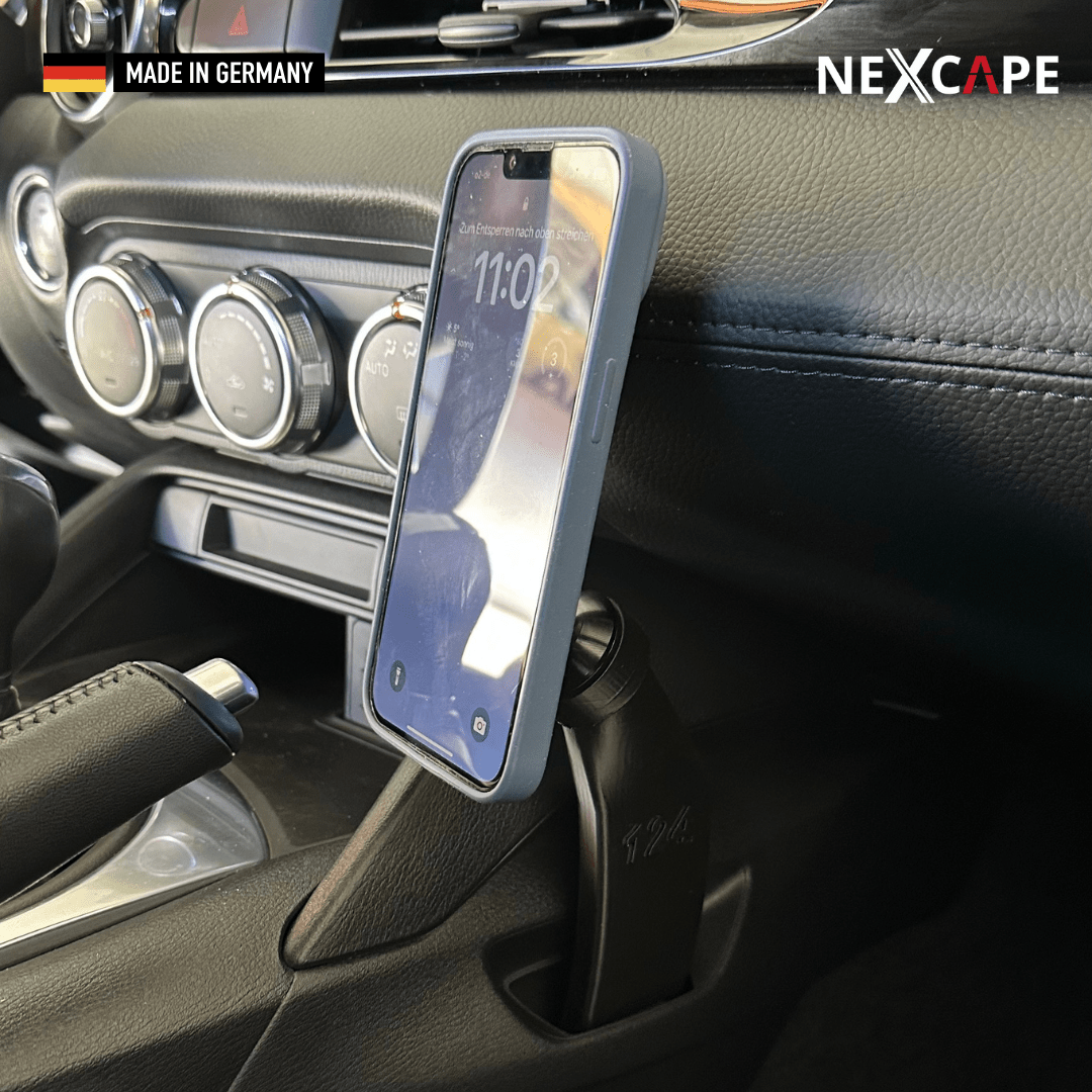 Smartphone magnetisch am NEXCAPE Handyhalter Cupholder-Adapter im Fiat 124 Spider / Mazda MX-5 – Praxisfoto der Handy-Halterung während der Fahrt, Made in Germany